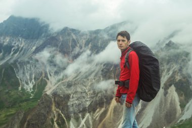 adam güzel görünümü bir dağa tırmanıyor