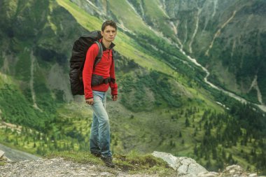 adam güzel görünümü bir dağa tırmanıyor