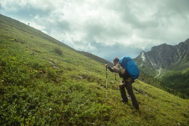 adam güzel görünümü bir dağa tırmanıyor