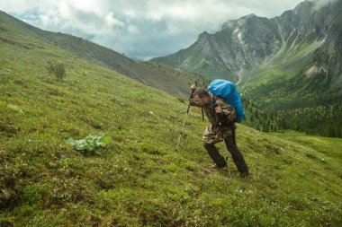 adam güzel görünümü bir dağa tırmanıyor
