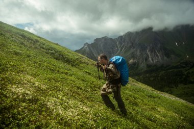 adam güzel görünümü bir dağa tırmanıyor