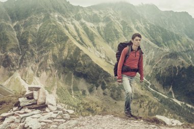 adam güzel görünümü bir dağa tırmanıyor