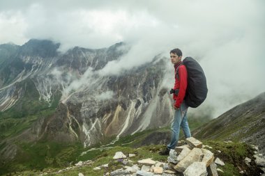 adam güzel görünümü bir dağa tırmanıyor