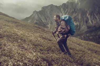 adam güzel görünümü bir dağa tırmanıyor