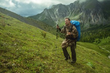 adam güzel görünümü bir dağa tırmanıyor