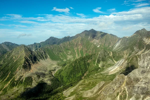 Verão paisagem montanhosa nas montanhas Baikal — Fotografia de Stock