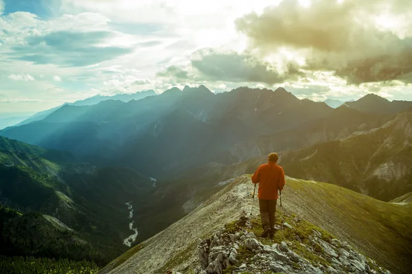 L'uomo scala una montagna alla bella vista — Foto Stock