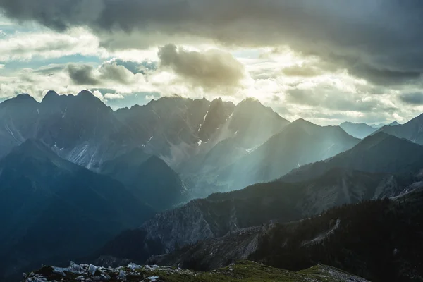 Raggi di sole sul cielo sopra la montagna — Foto Stock