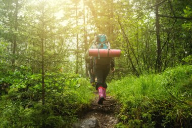 sırt çantası ormanda kızla