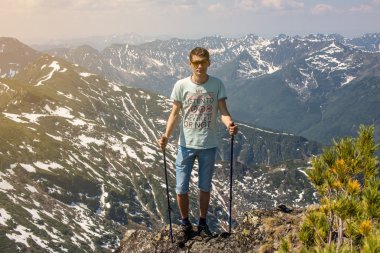 adam dağlarda yürür