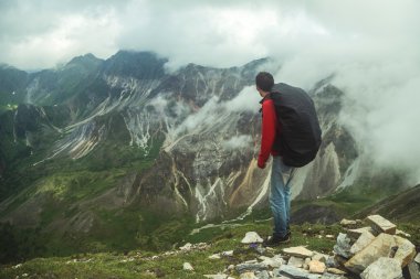 adam güzel görünümü bir dağa tırmanıyor