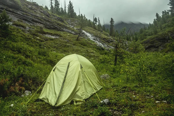 Camping z namiotów w góry Las — Zdjęcie stockowe