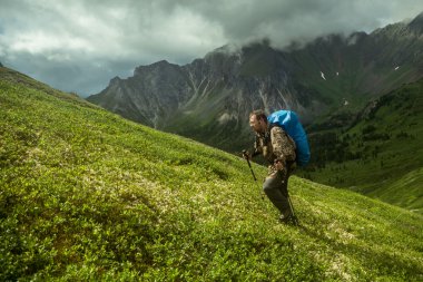 adam güzel görünümü bir dağa tırmanıyor