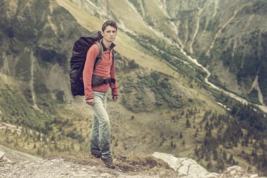 adam güzel görünümü bir dağa tırmanıyor