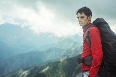 adam güzel görünümü bir dağa tırmanıyor