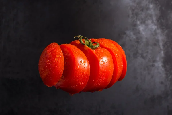 Cortar o tomate no ar — Fotografia de Stock