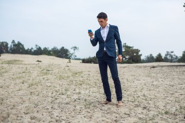 Genç işadamı telefonda konuşuyor.