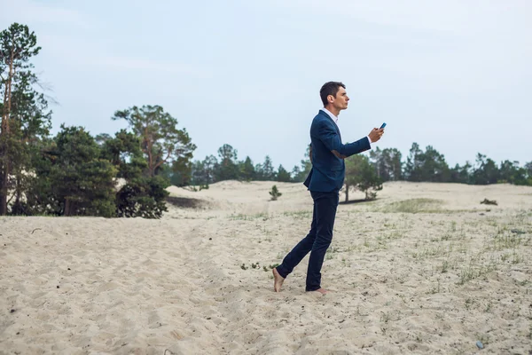 Joven hombre de negocios hablando por teléfono — Foto de Stock