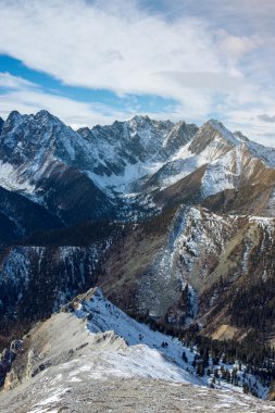 karlı dağlarda renkli bulutlu gündoğumu