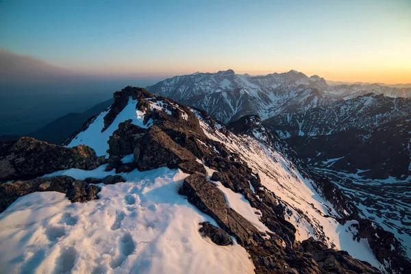 Barevné přeháňky východ slunce v zasněžených horách — Stock fotografie