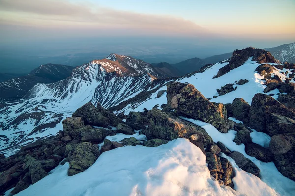 Lever de soleil nuageux coloré dans les montagnes enneigées — Photo