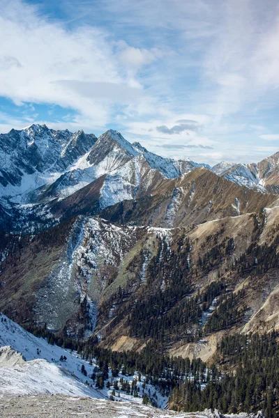 Colorido nascer do sol nublado nas montanhas nevadas — Fotografia de Stock