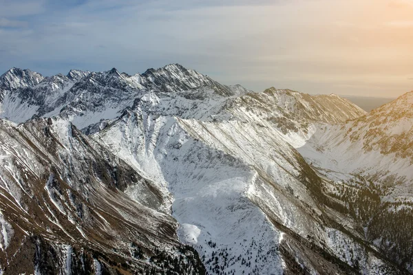 Lever de soleil nuageux coloré dans les montagnes enneigées — Photo