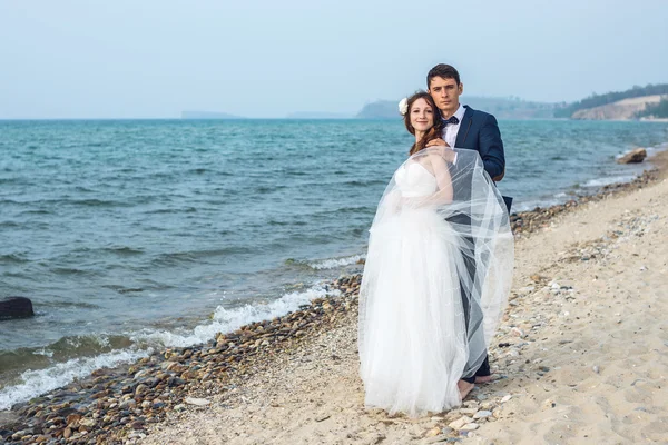 Χαρούμενος μόλις παντρεύτηκε τον νεαρό ζευγάρι γιορτάζει στην όμορφη παραλία — Φωτογραφία Αρχείου