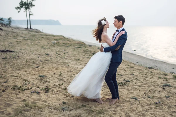 Gelukkig net getrouwd jong stel vieren op het strand — Stockfoto