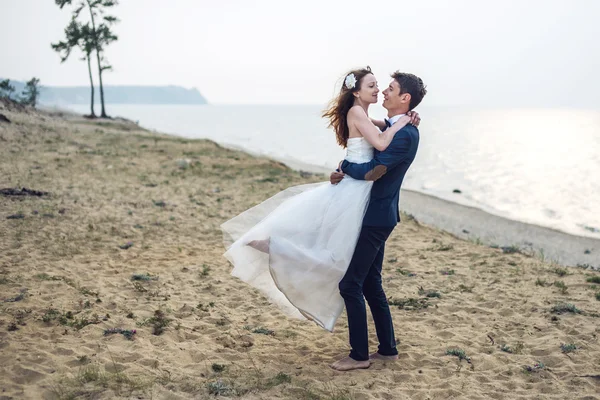 Χαρούμενος μόλις παντρεύτηκε τον νεαρό ζευγάρι γιορτάζει στην όμορφη παραλία — Φωτογραφία Αρχείου