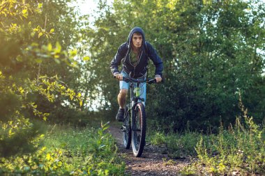 Dağ bisikletçinin bir bisiklet ile sabah gidiyor