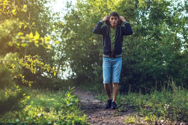 sabah koşuya ormandaki adam