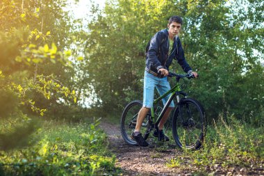 Dağ bisikletçinin bir bisiklet ile sabah gidiyor