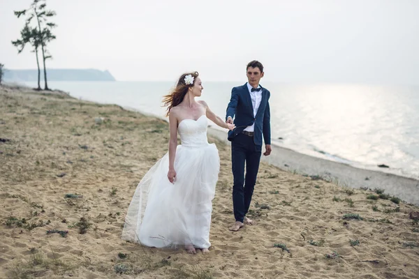 Gelukkig net getrouwd jong stel vieren op het strand — Stockfoto