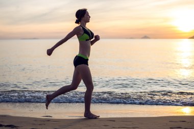 Sunset 'te Sahilde Koşan Kadın