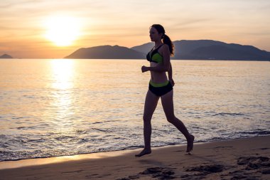 Sunset 'te Sahilde Koşan Kadın