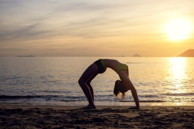 Kız sahil egzersizleri şafakta mu.