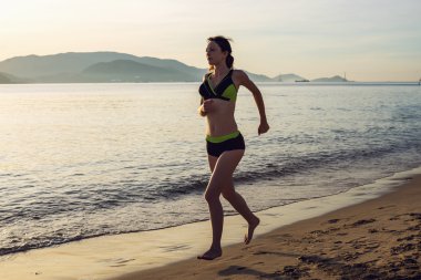 Sunset 'te Sahilde Koşan Kadın