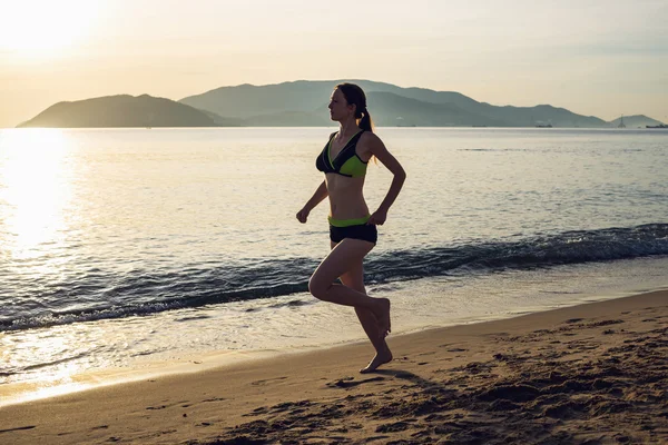 Sunset 'te Sahilde Koşan Kadın