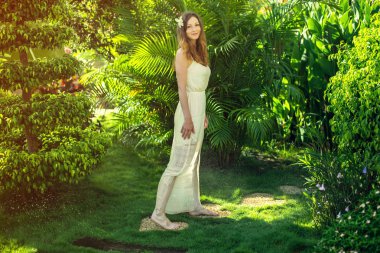 kız çıplak ayakla kalp şeklinde taş yürüyüş