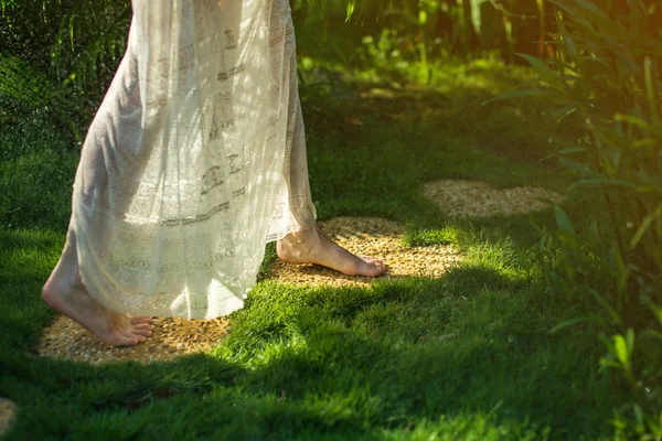 Menina andando descalça sobre as pedras em forma de coração — Fotografia de Stock