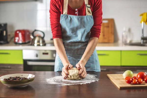 Una Chef Está Amasando Masa Con Las Manos Cocina Para — Foto de Stock