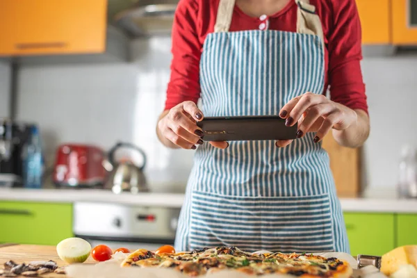 Una Chef Blogger Toma Fotos Pizza Casera Teléfono Concepto Fotografía — Foto de Stock