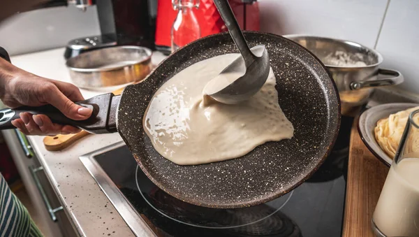 Человек Наливает Тесто Горячую Сковородку Жарит Вкусные Домашние Блинчики Концепция — стоковое фото