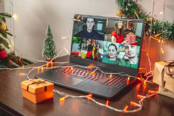 Laptop Dengan Video Chat Dan Kotak Hadiah Atas Meja Konsep — Stok Foto