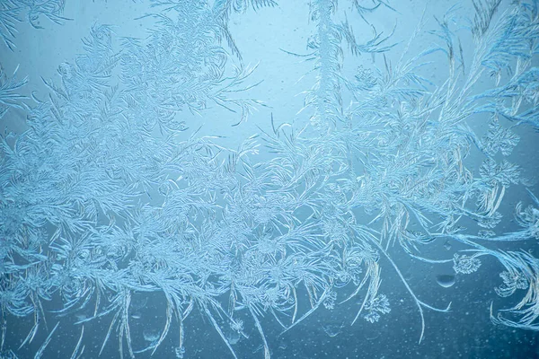 Wunderschönes Funkelndes Natürliches Frostmuster Auf Dem Blauen Fensterglas — Stockfoto