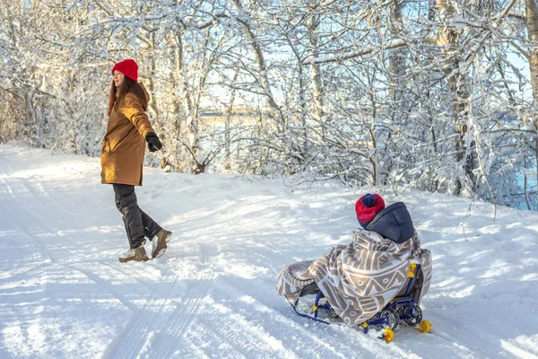 Mamãe Está Puxando Uma Criança Trenó Andando Inverno Gelado Dia — Fotografia de Stock