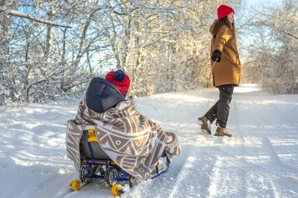 Mamá Está Tirando Niño Trineo Caminando Invierno Helado Día Soleado — Foto de Stock