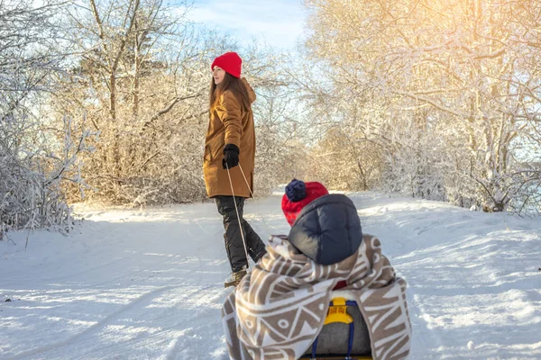 Mam Trekt Een Kind Een Slee Een Ijzige Winter Zonnige — Stockfoto