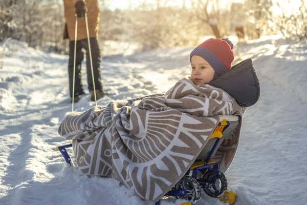 Uma Mãe Com Uma Criança Caminha Uma Manhã Gelada Inverno — Fotografia de Stock